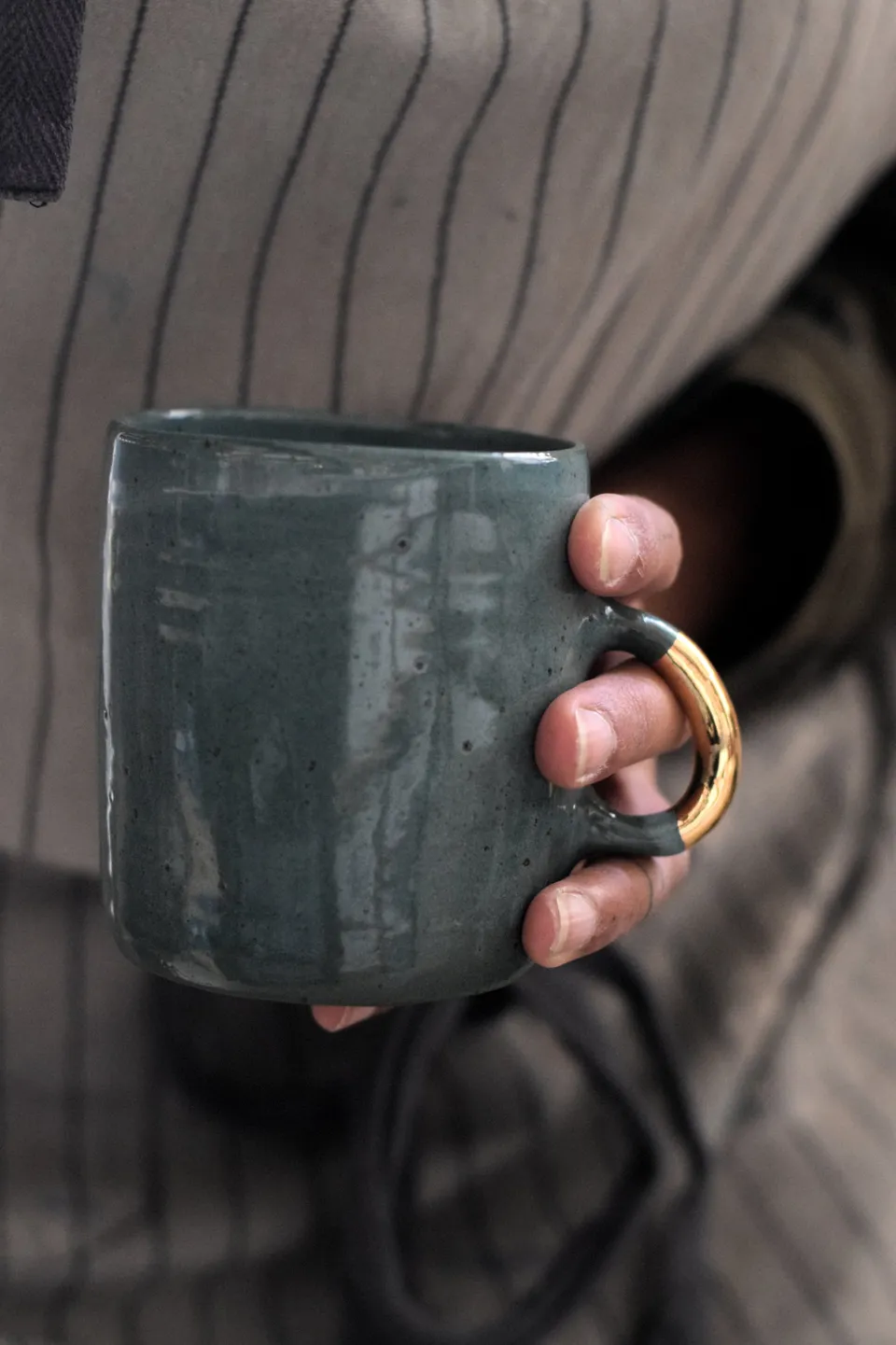 Terra Ceramics Prague Aya hrnek 300 ml lesní zeleň zlato
