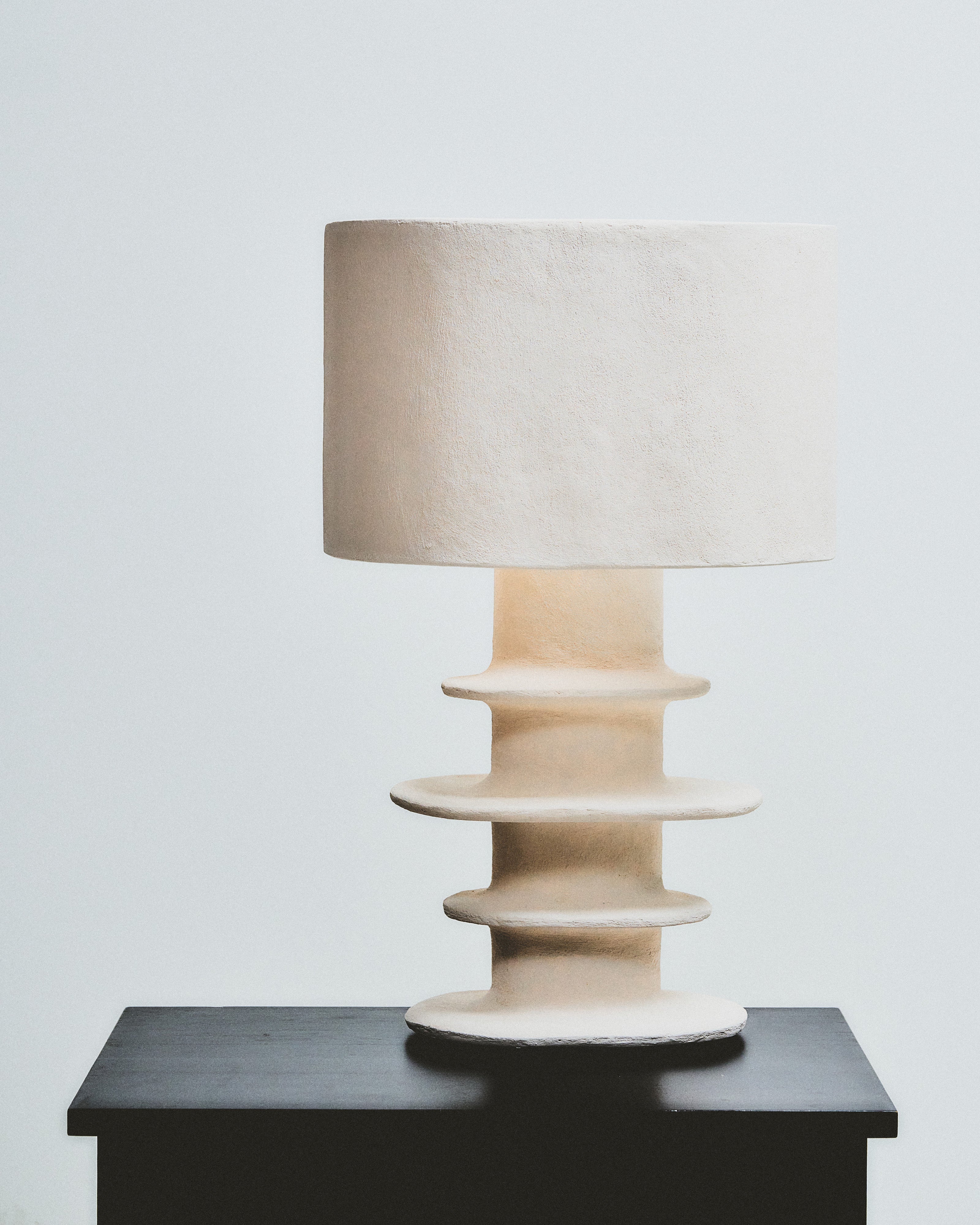 Serax Earth stolní lampa bílá papír-mâché