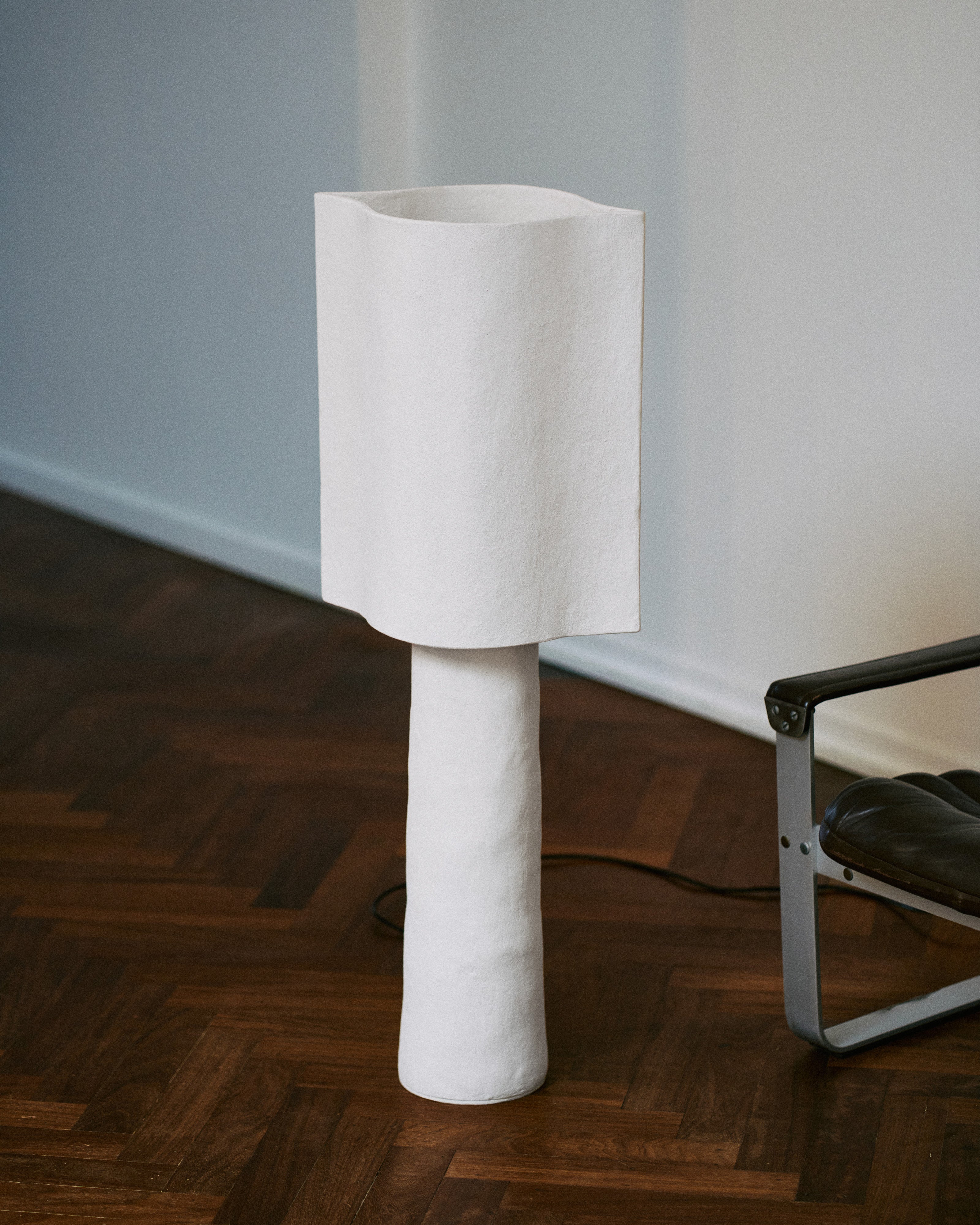 Serax Earth 02 stojací lampa bílá papír-mâché