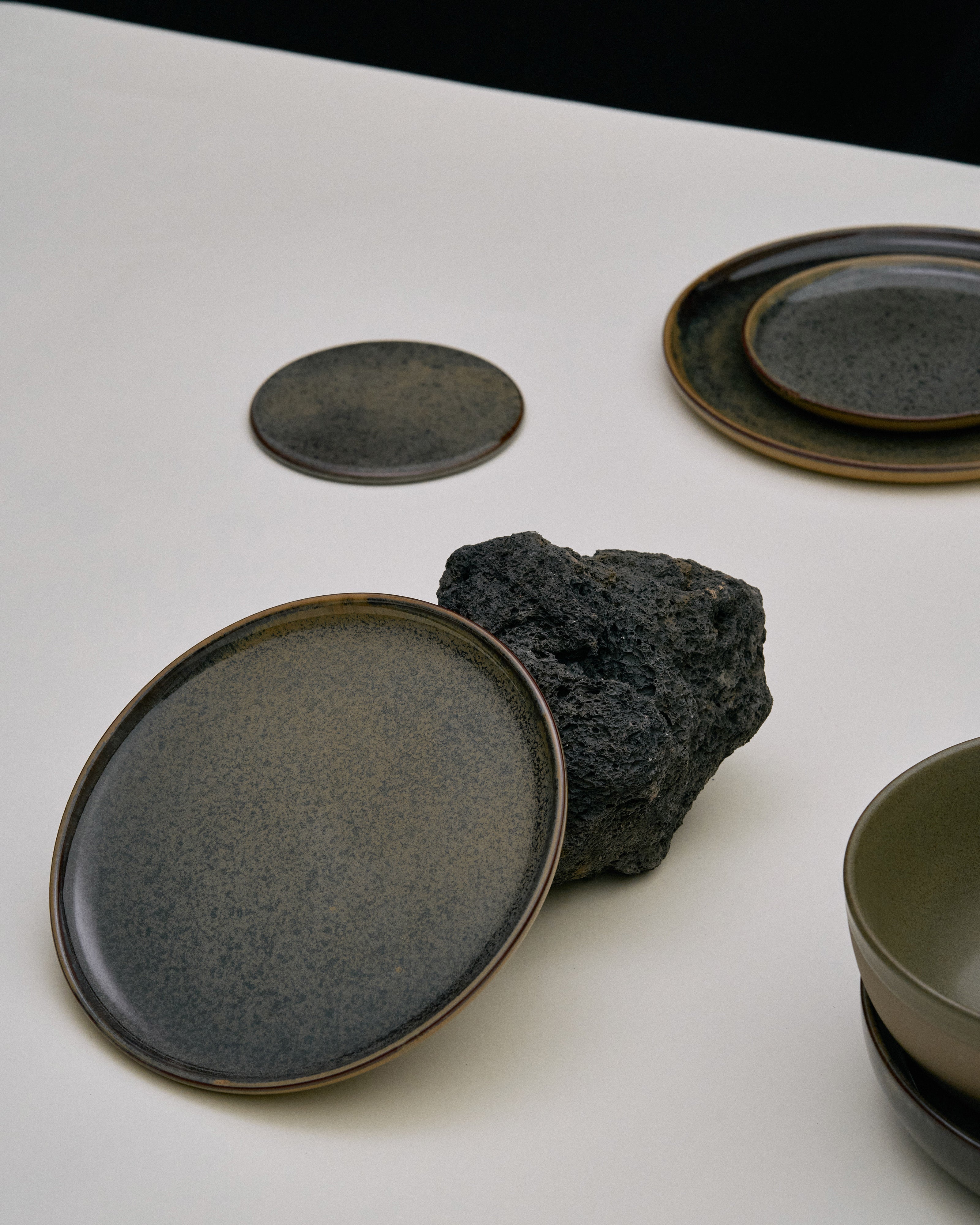 Serax Surface dezertní talíř indi grey