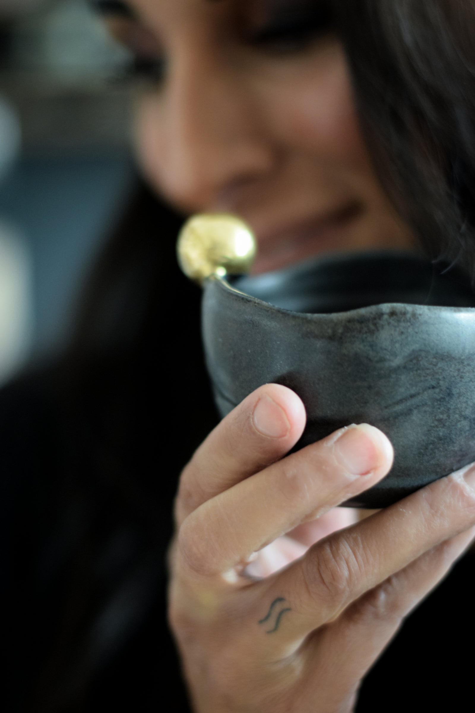 Terra Ceramics Prague Lena Grey snack miska se zlatou perlou
