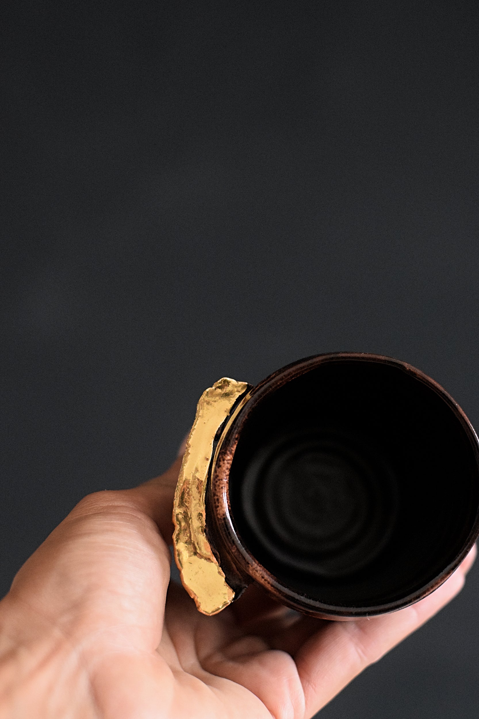 Terra Enya 150ml espresso šálek temmoku hnědá se zlatem
