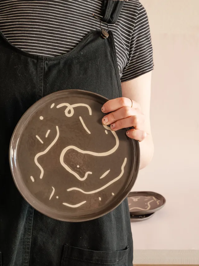 Engoba Kliky Háky talíř Tmavý 22 cm nerikomi