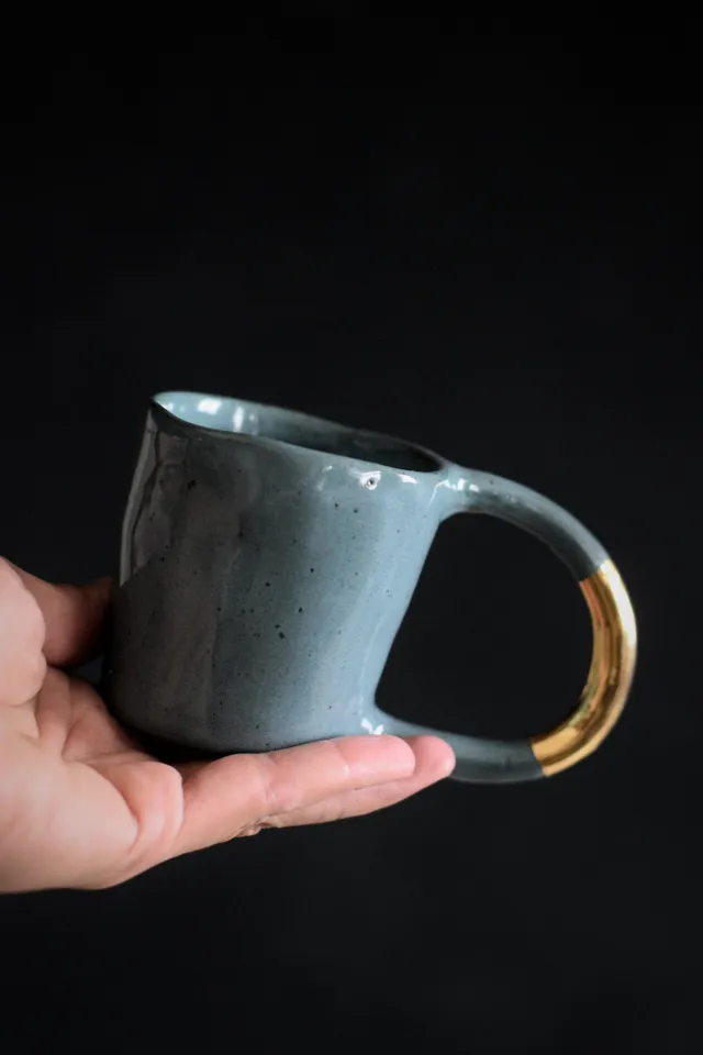 Terra Ceramics Prague AYA šálek 150 ml zelený se zlatým uchem