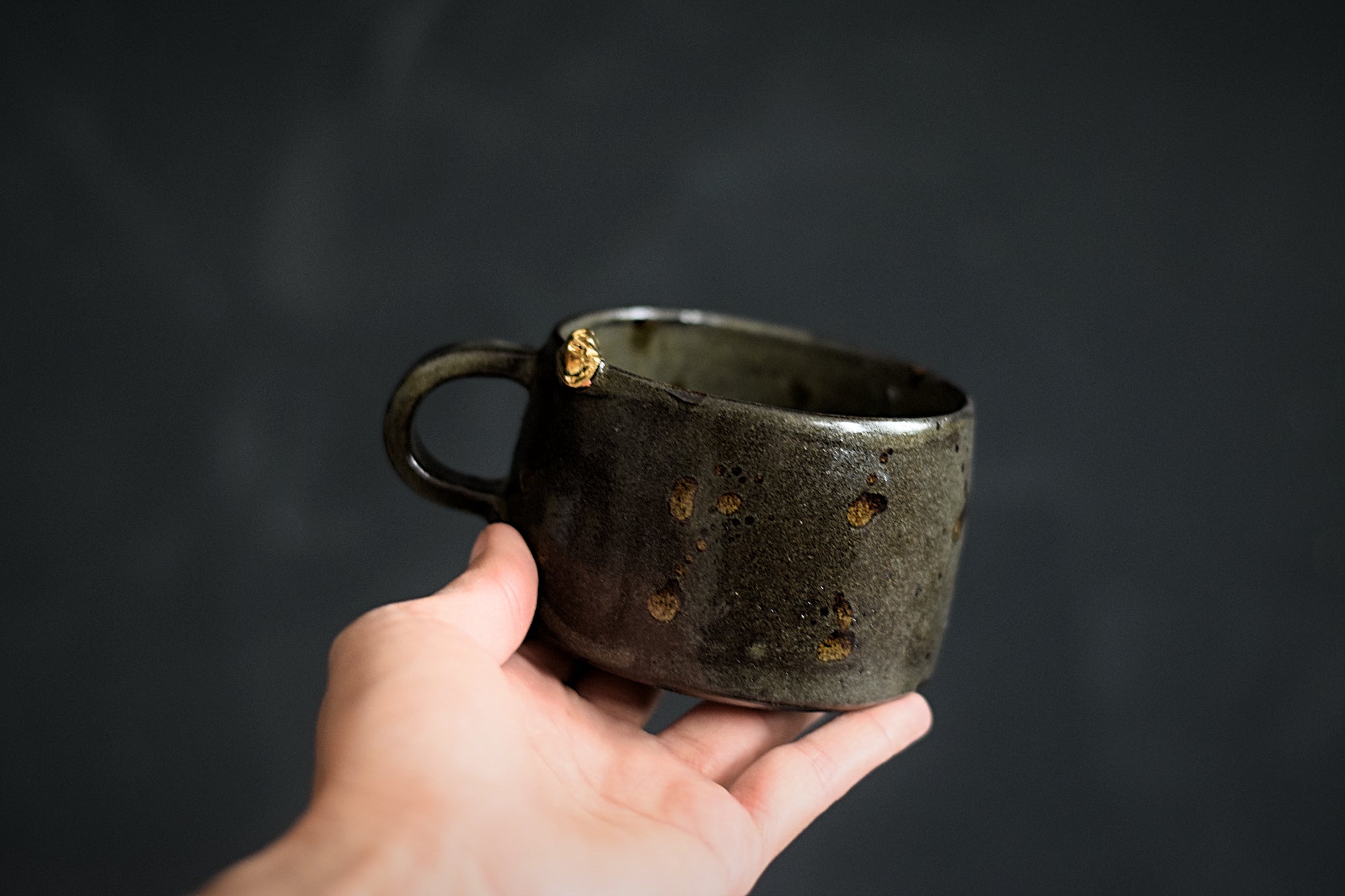 Terra Ceramics Prague CHIMCHIMS hrnek La petite cheminée 300 ml hnědý
