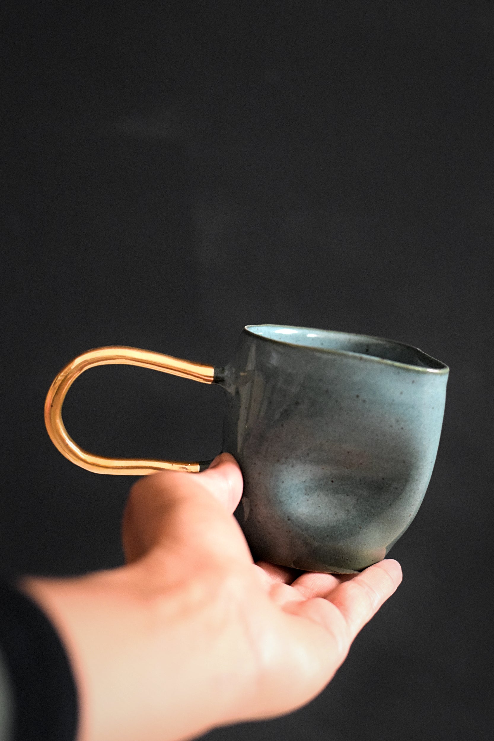 Terra Ceramics Prague Ziggy hrnek lesní zelená 300 ml zlaté ucho