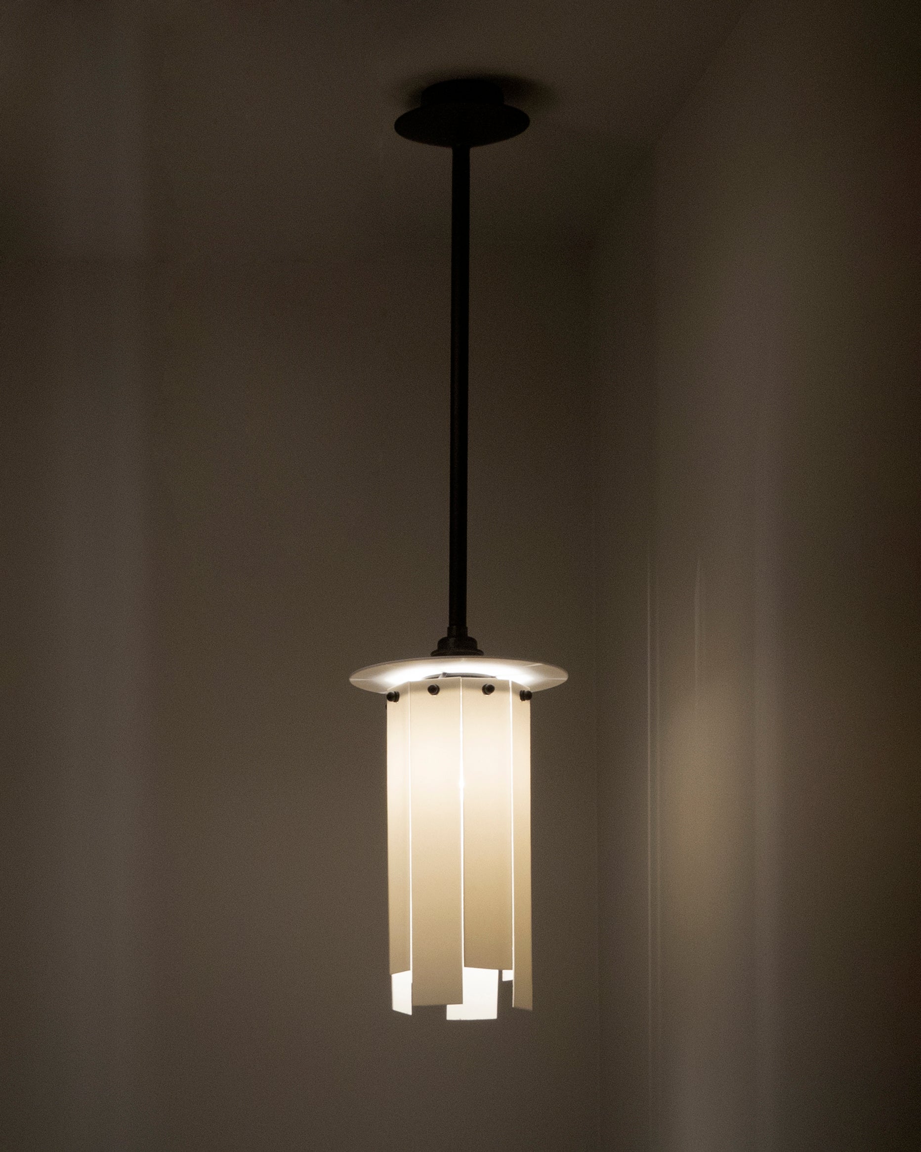 Serax Gilda závěsná lampa long černobílá