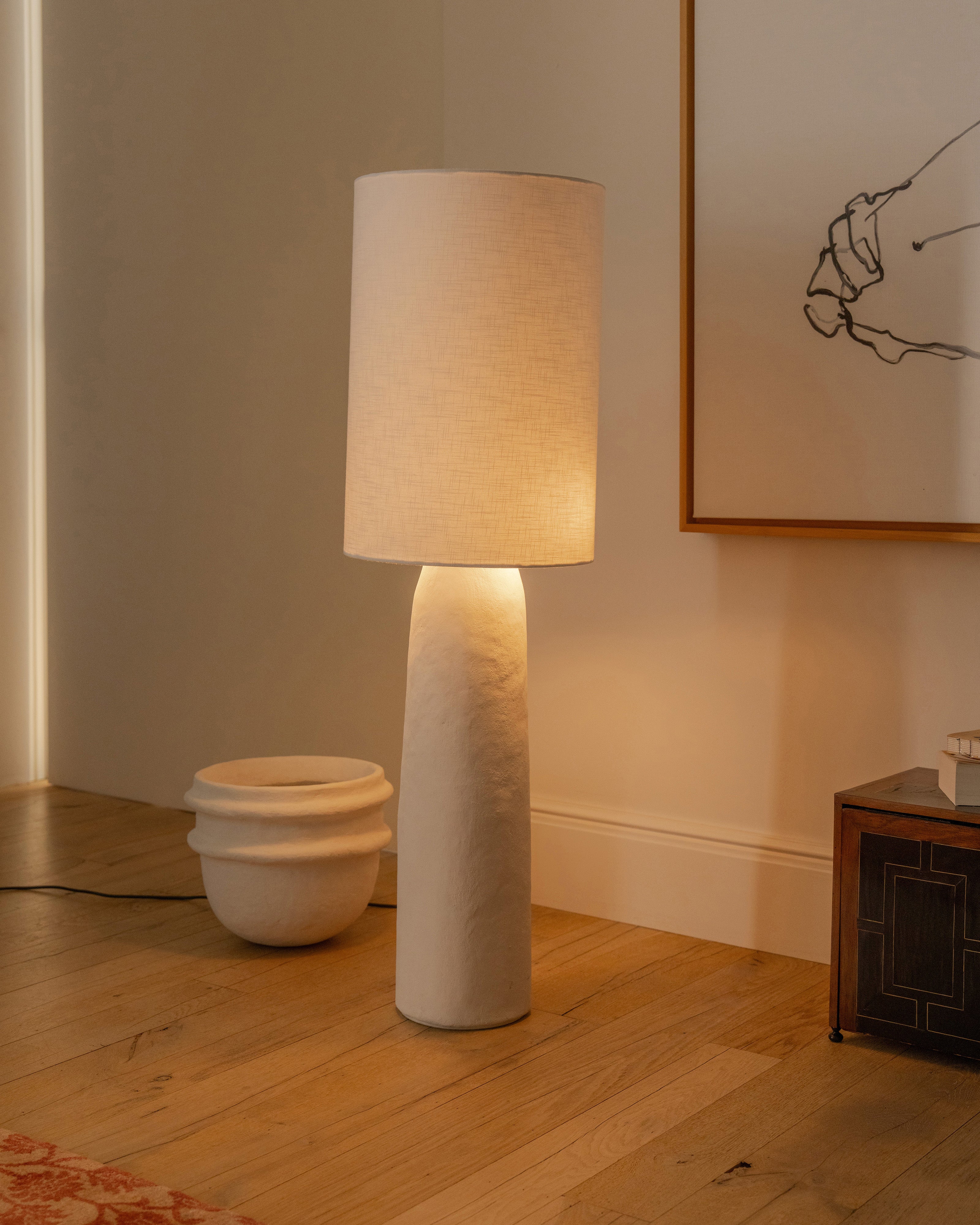 Serax Earth 03 stojací lampa bílá papír-mâché