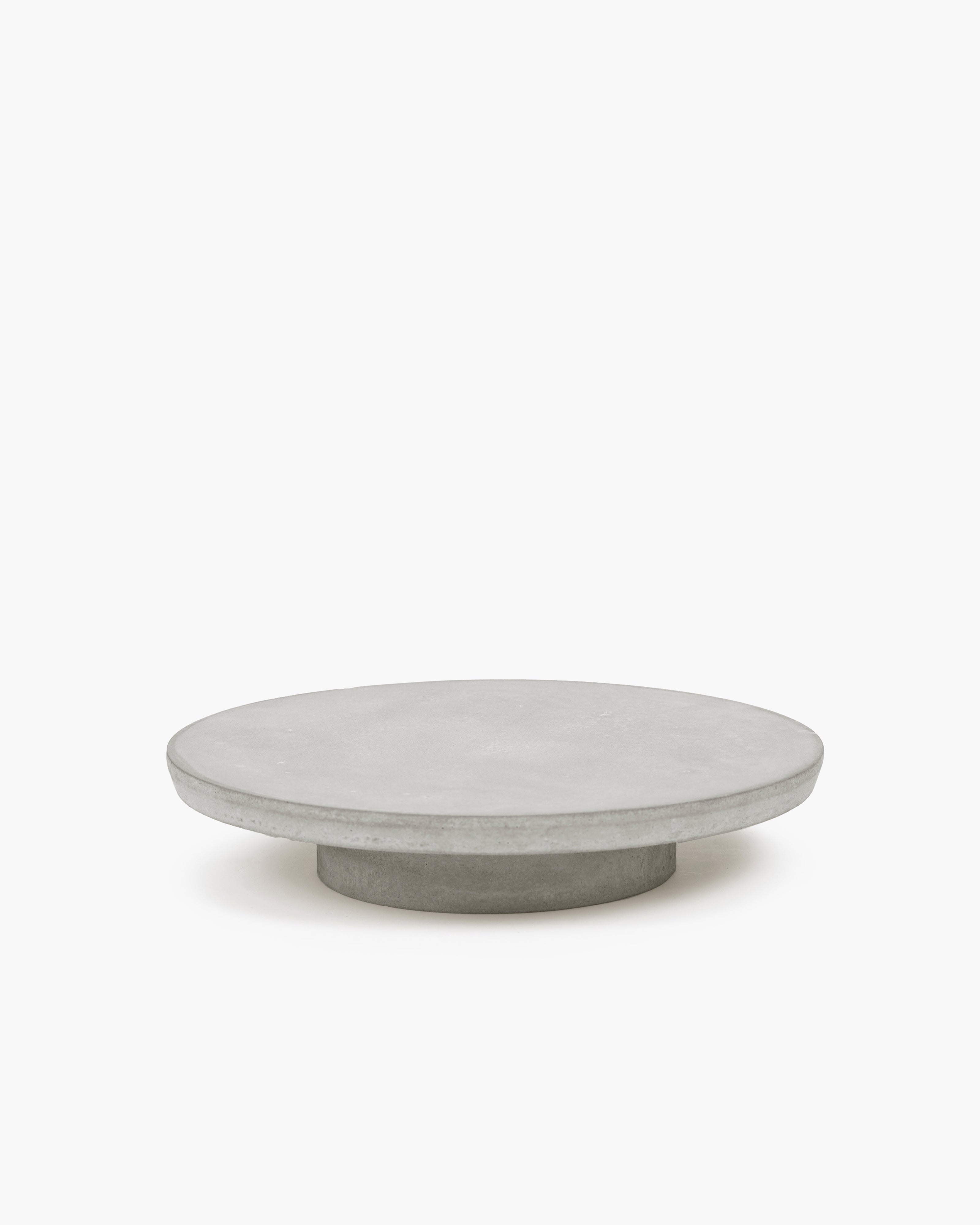 Serax Simple Plate S stojan na dort šedý beton