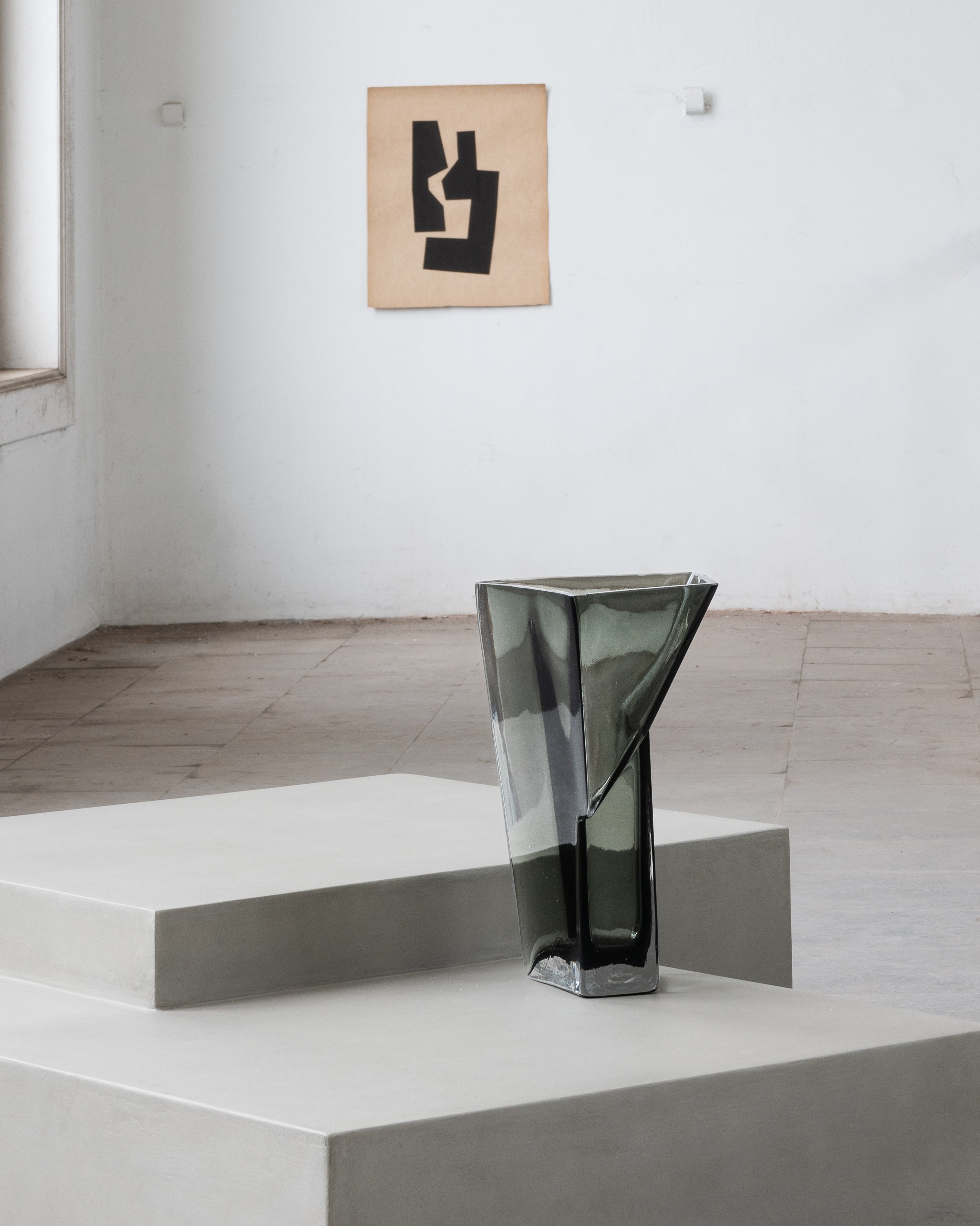 Serax Dunk váza č.8 kouřově šedá skleněná