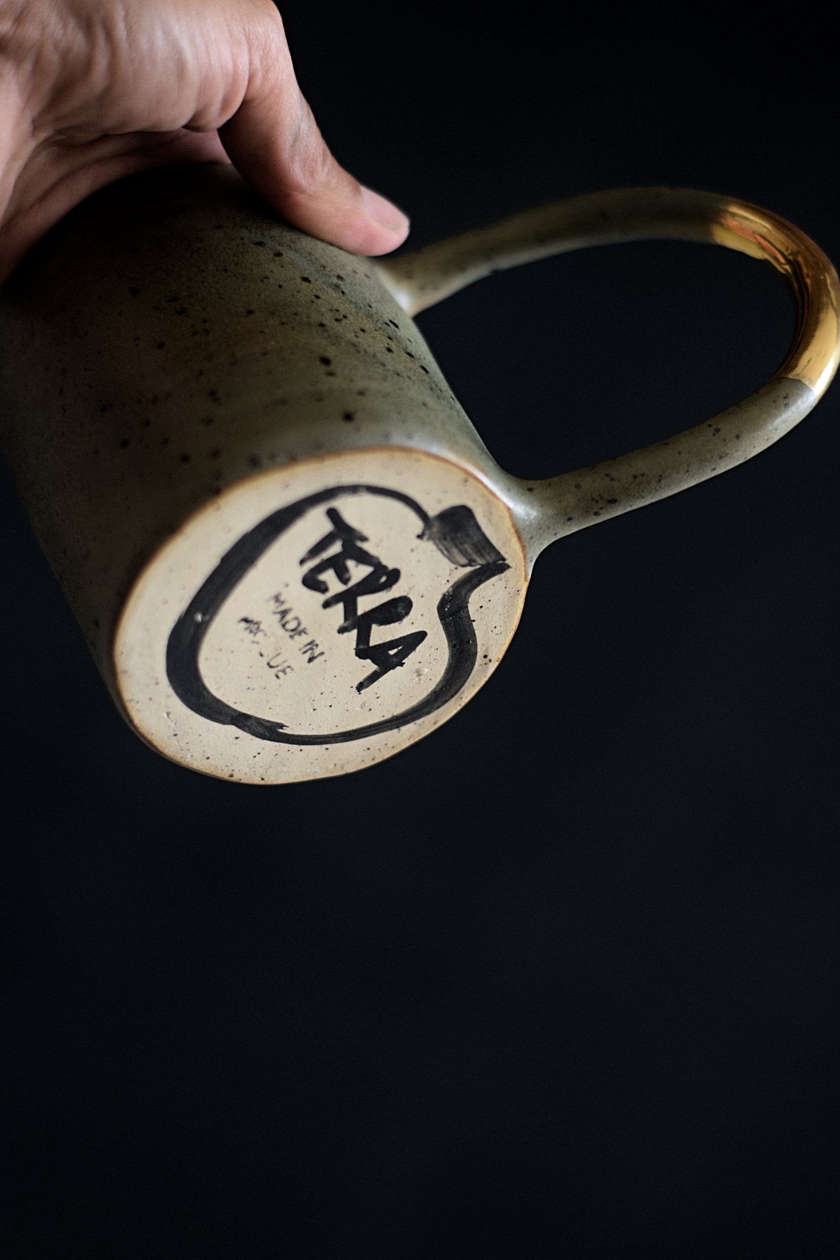 Terra Ceramics Prague Aya Moss green hrnek 400ml zlatá rukojeť