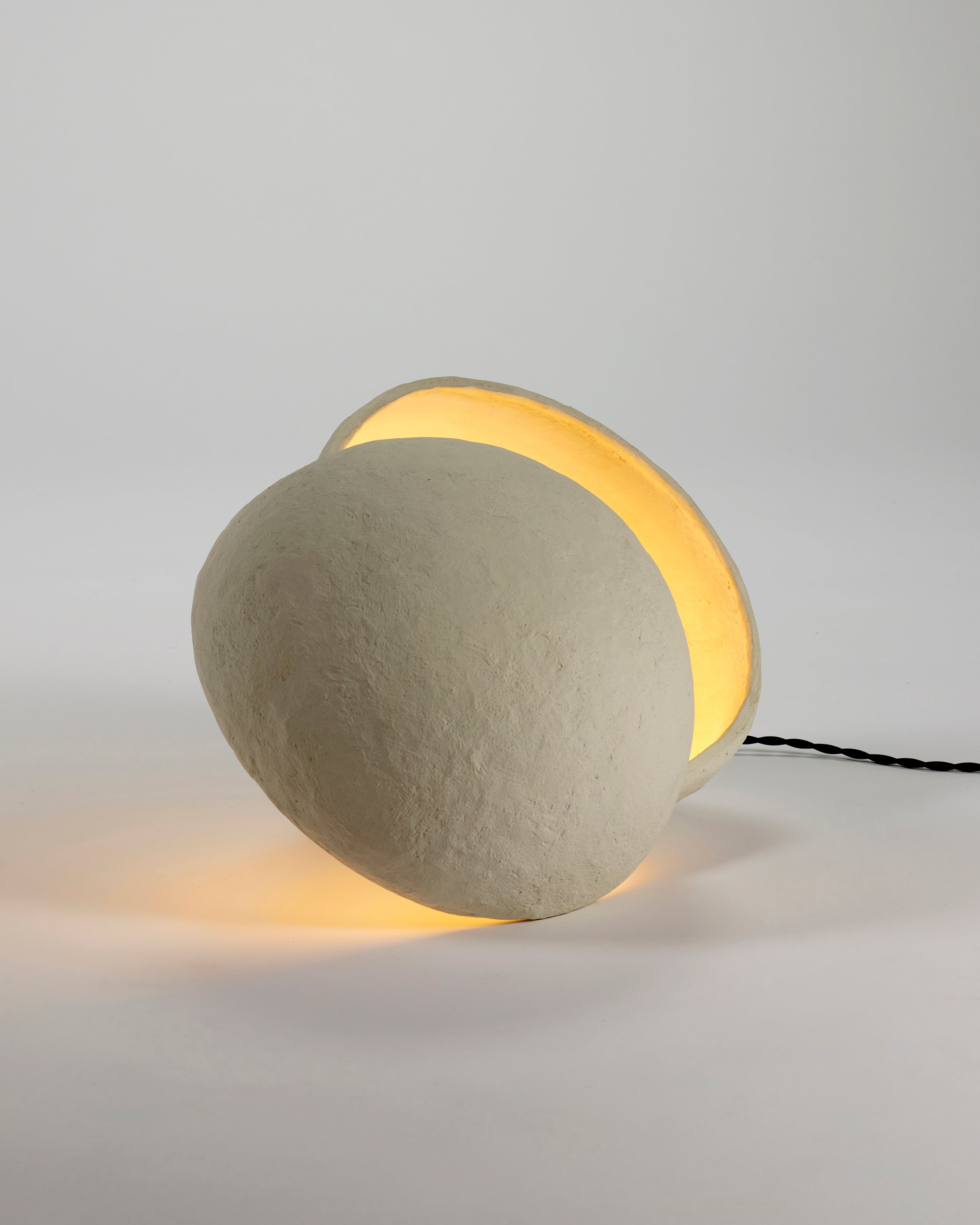 Serax Earth L stolní lampa bílá papír-mašé