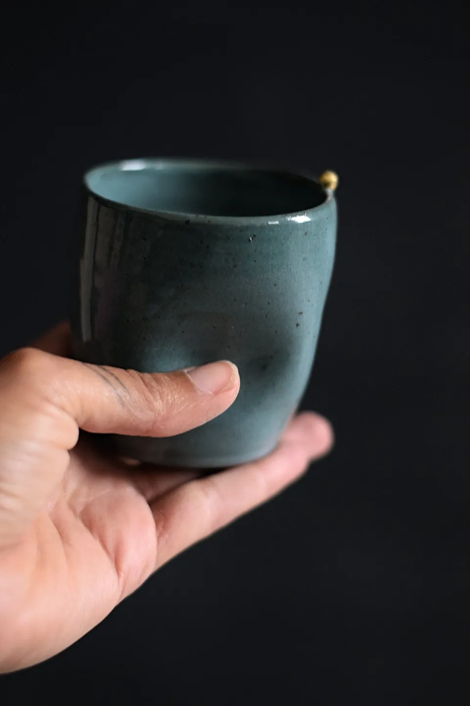 Terra Ceramics Prague Ziggy hrnek 300 ml zelený zlatá perla