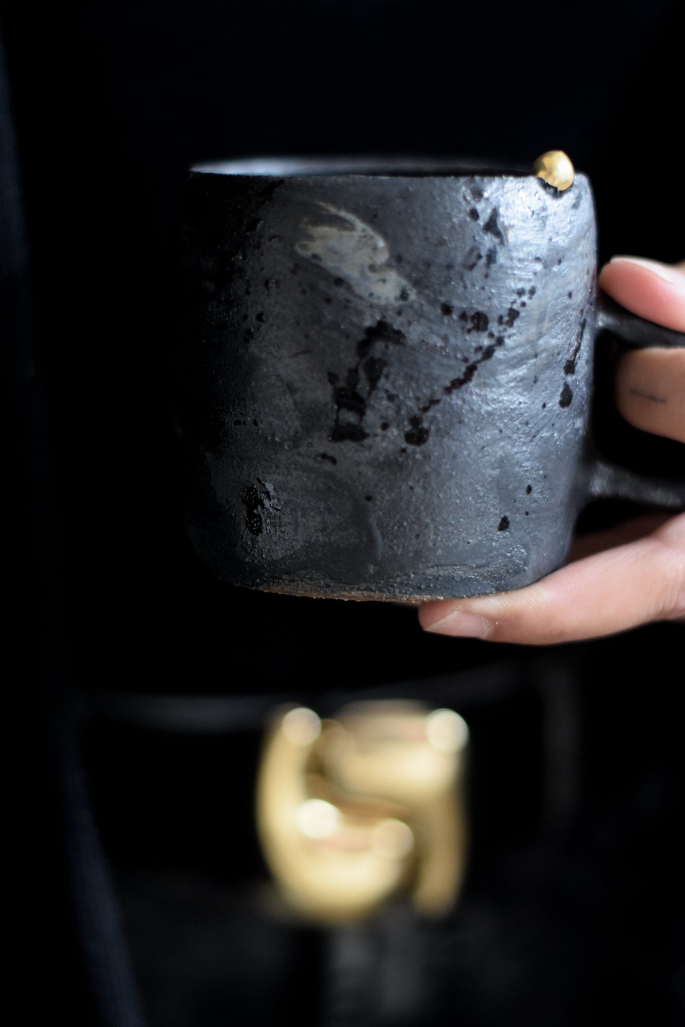 Terra Ceramics Prague LENA hrnek černý 350 ml se zlatem
