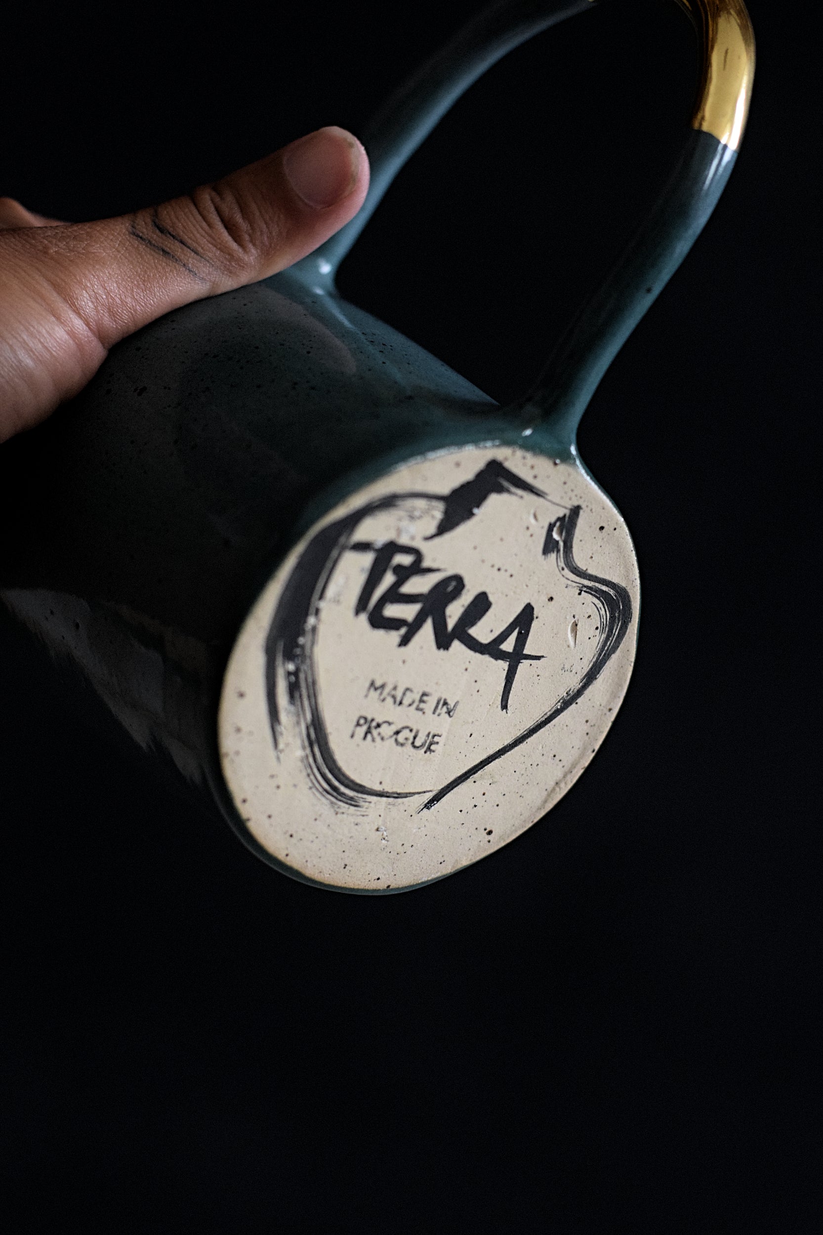Terra Ceramics Prague AYA hrnek 400 ml lesní zeleň zlato