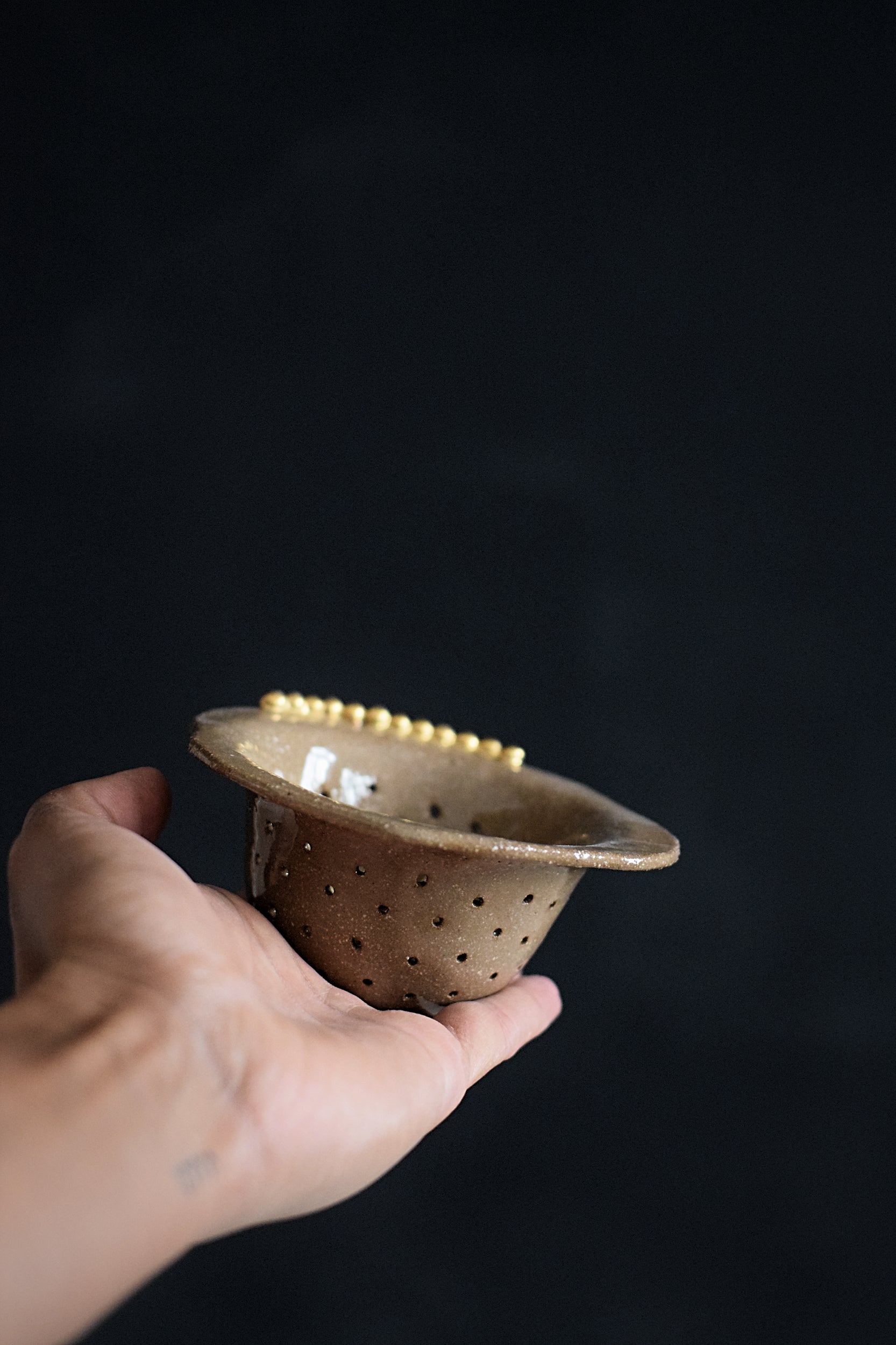 Terra Ceramics Tea sítko na čaj Indian summer zlaté perly