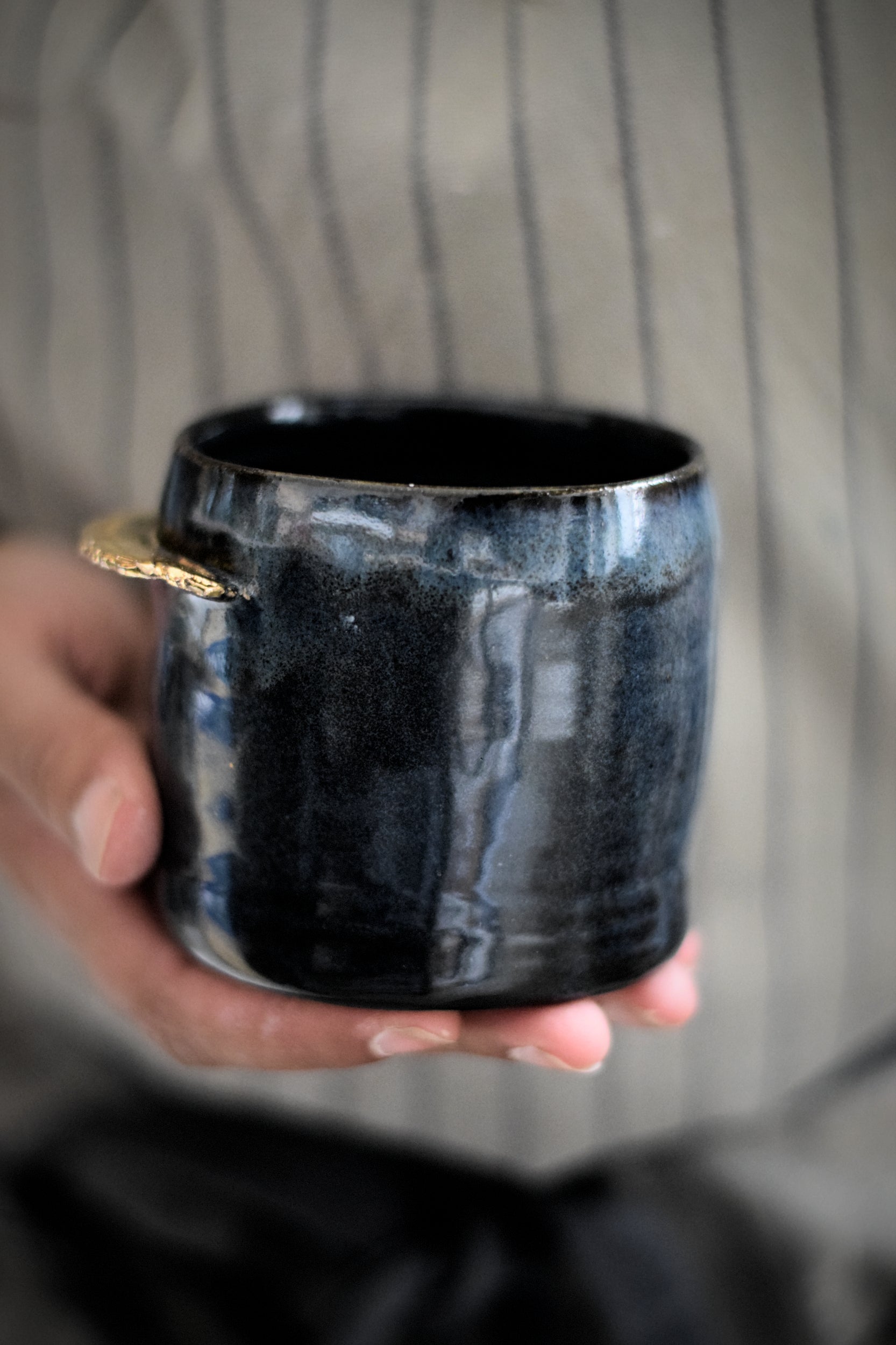 Terra Ceramics Prague Enya hrnek 250 ml půlnoční modř zlato