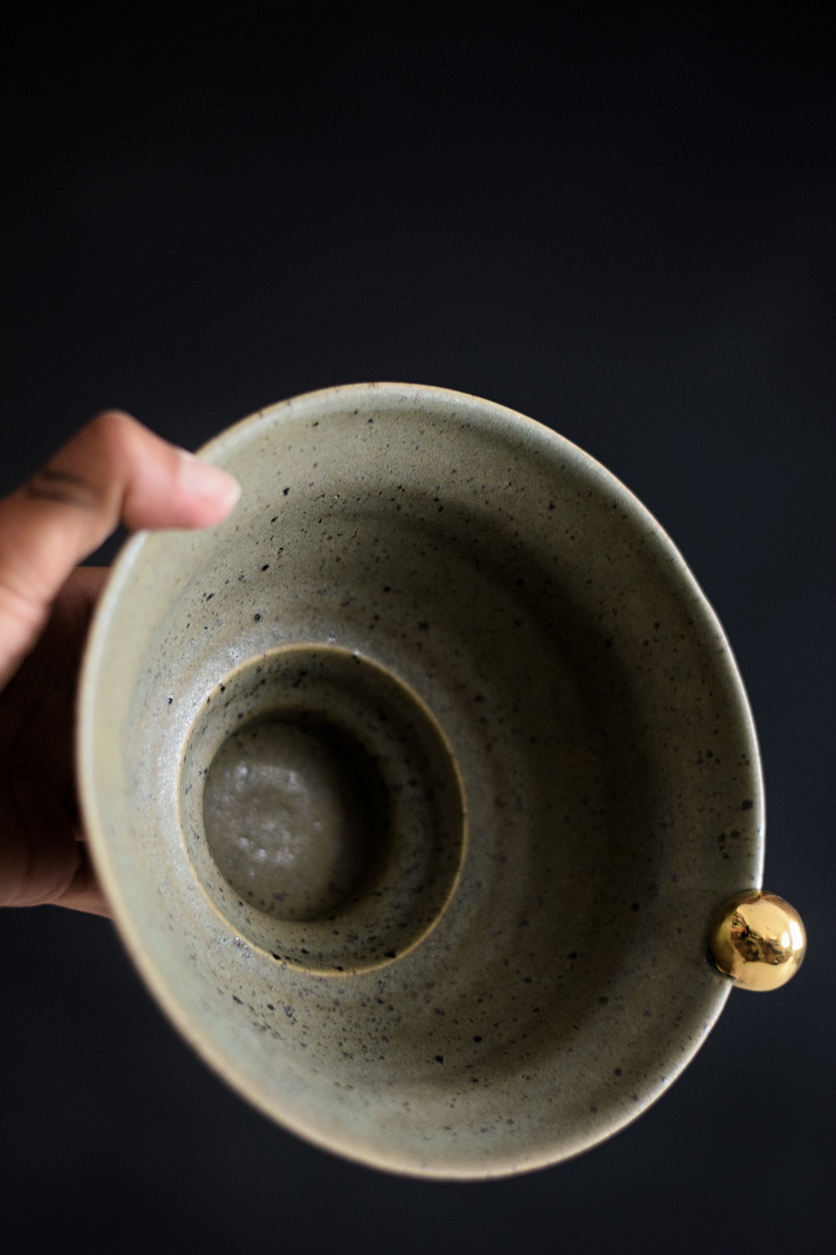 Terra Ceramics Prague SIA Moss Green miska na nožce se zlatem