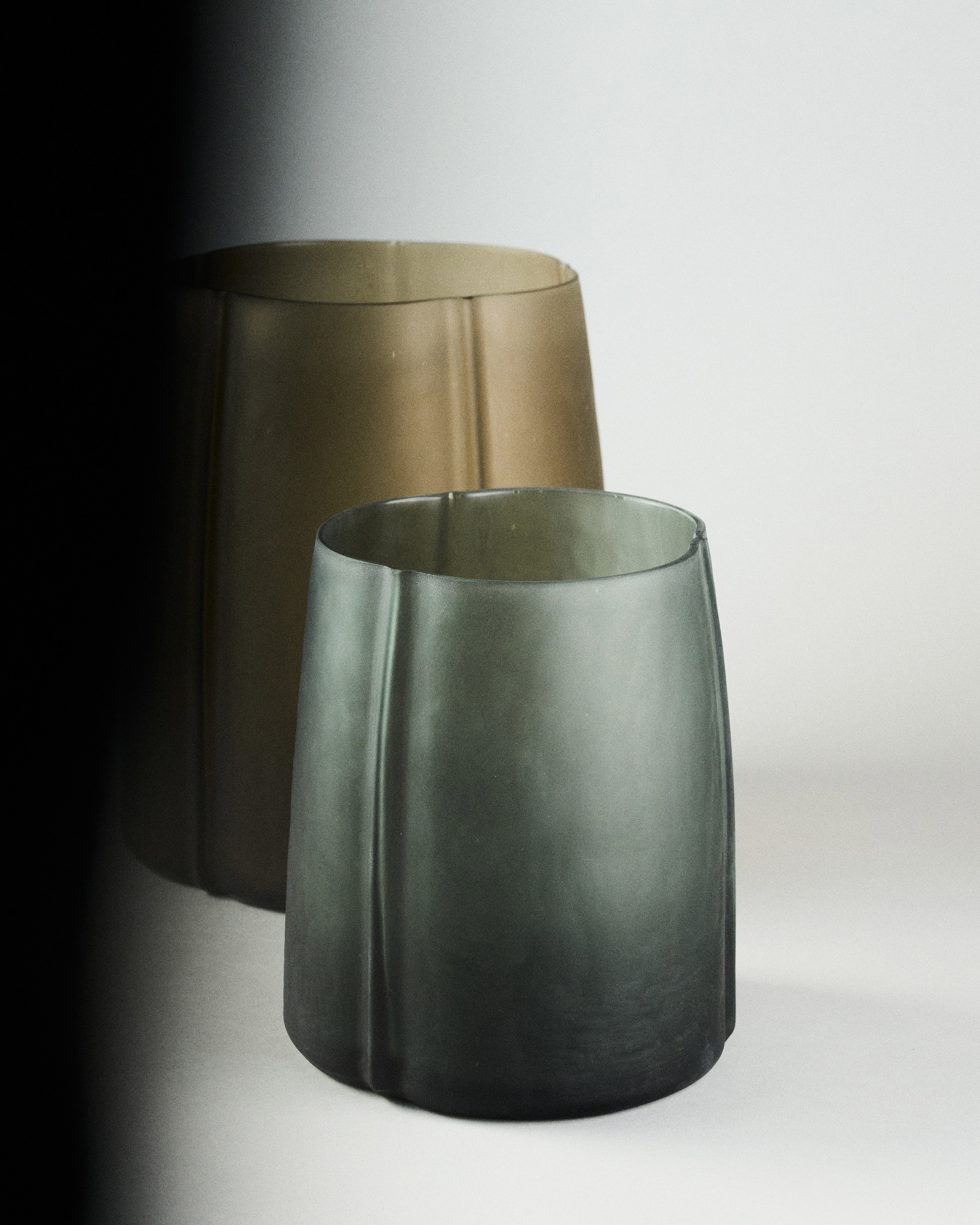 Serax Shapes 01 skleněná váza tmavě šedá