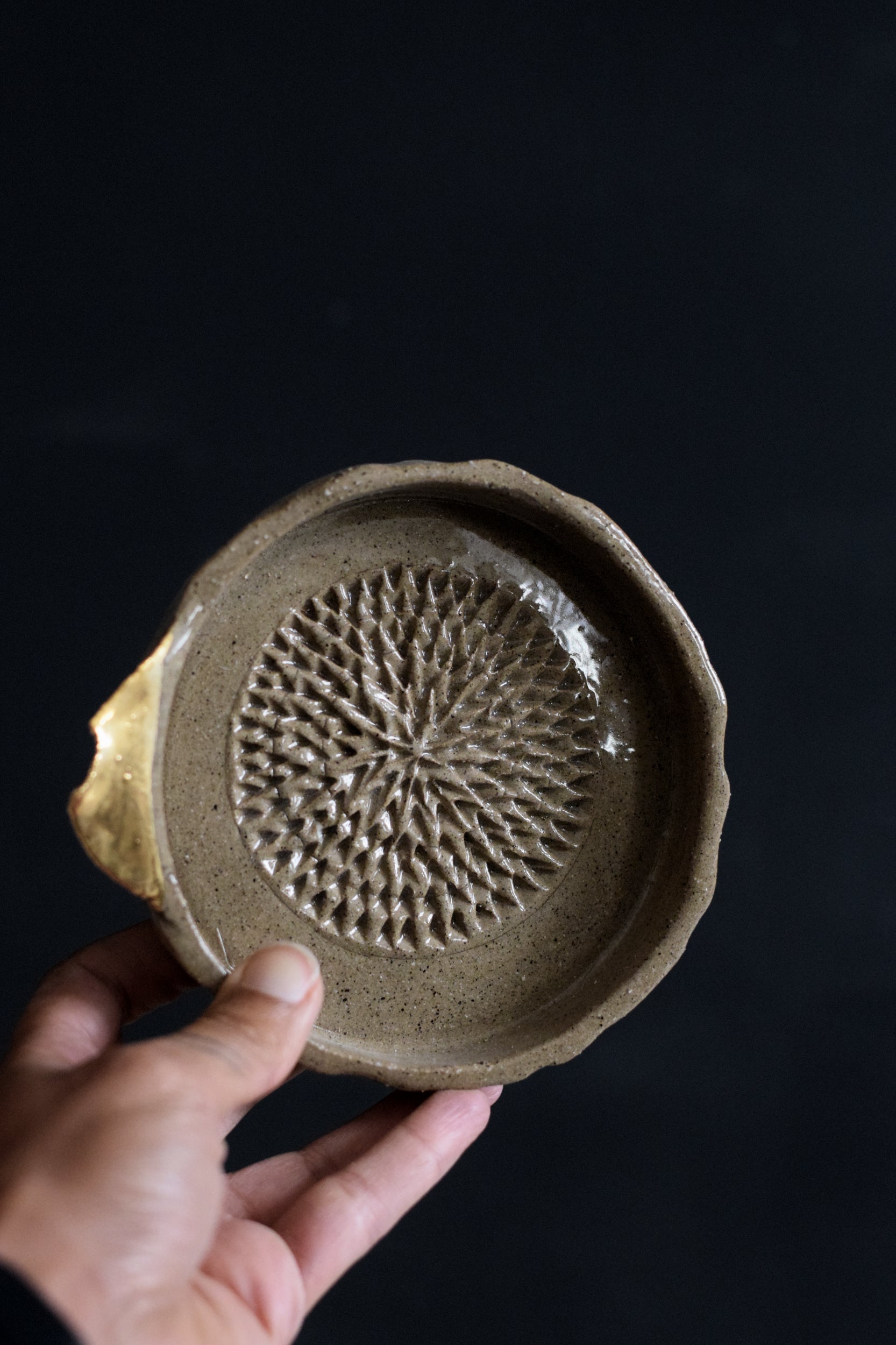 Terra Ceramics Prague Gali struhadlo na česnek zlato lístek