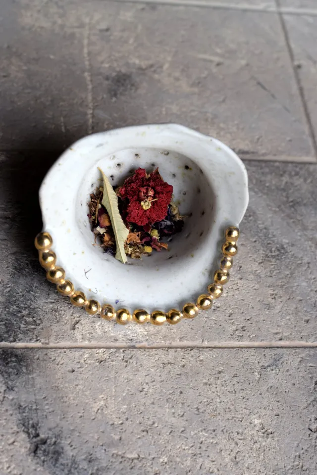 Terra Ceramics Prague TEA sítko na čaj Snow White se zlatem