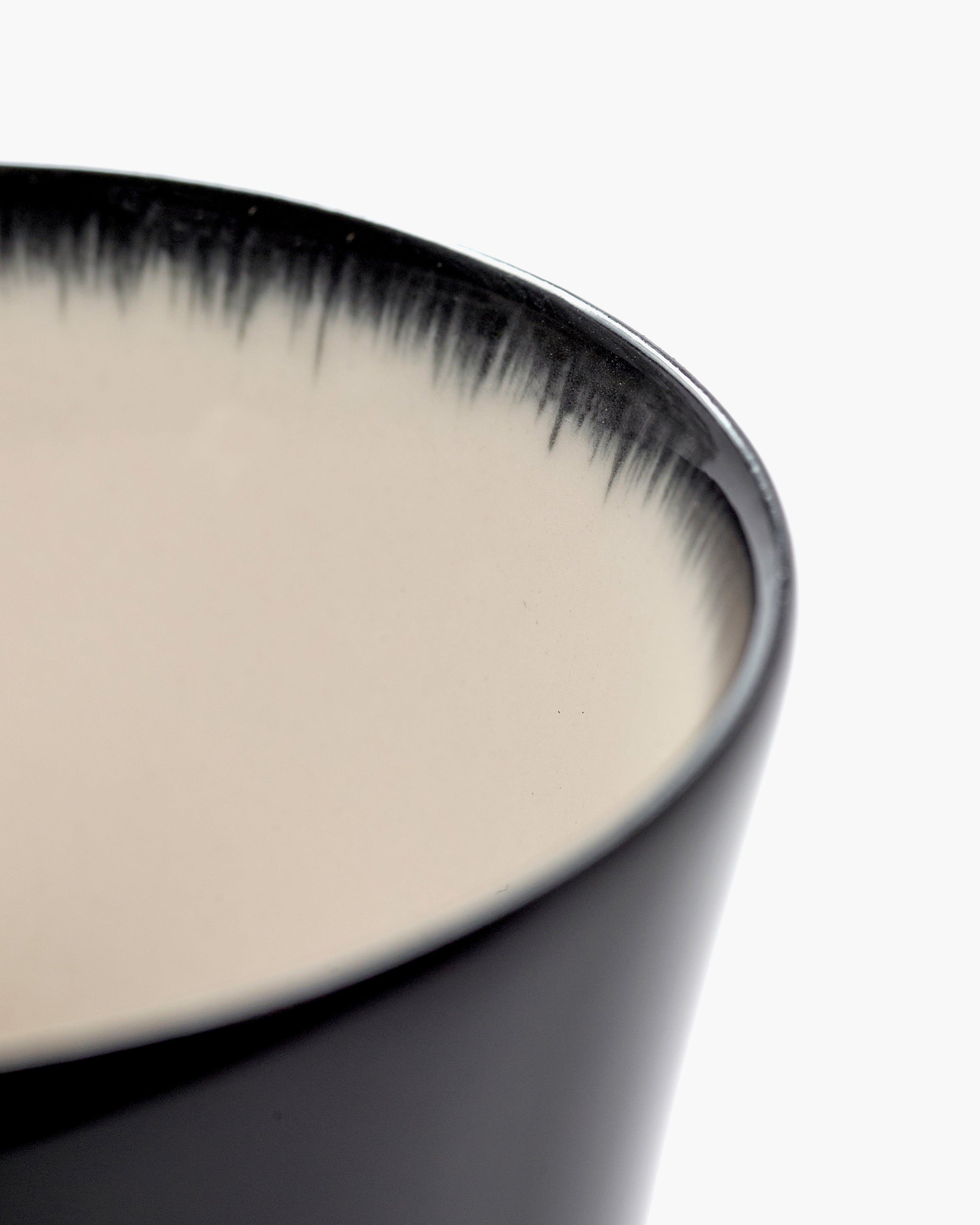 Serax Dé hrnek porcelánový bíločerný dégradé