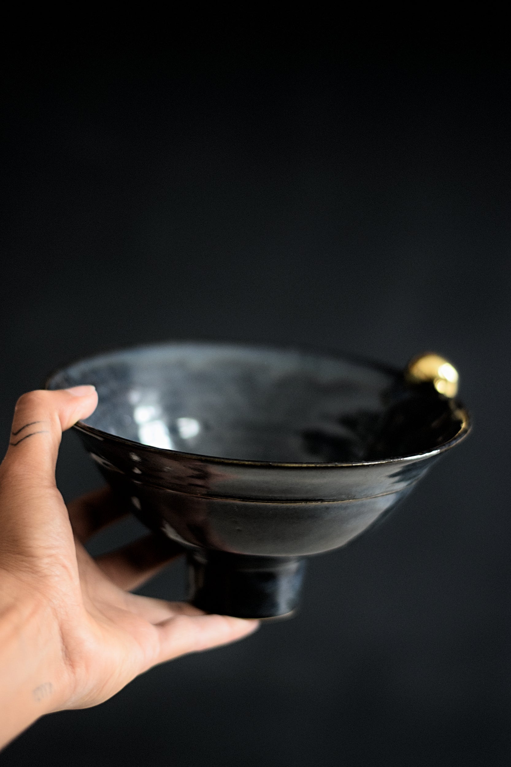Terra Ceramics Prague SIA miska na nožce modrá se zlatou perlou
