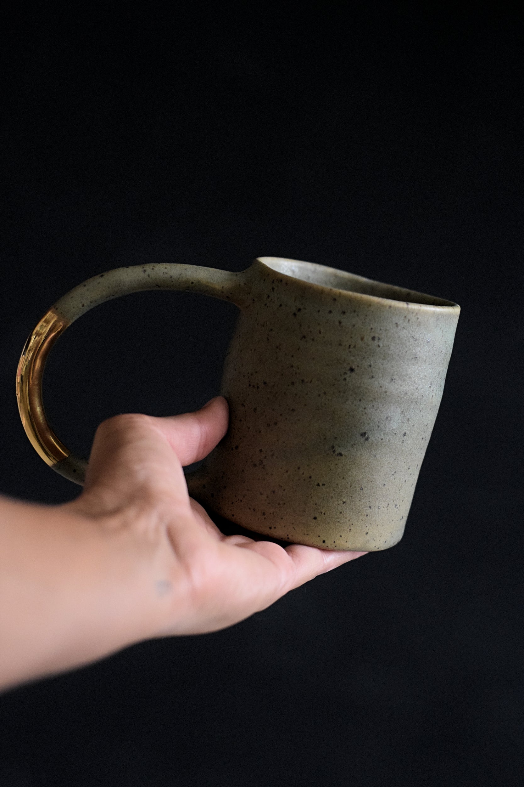 Terra Ceramics Prague Aya Moss green hrnek 400ml zlatá rukojeť