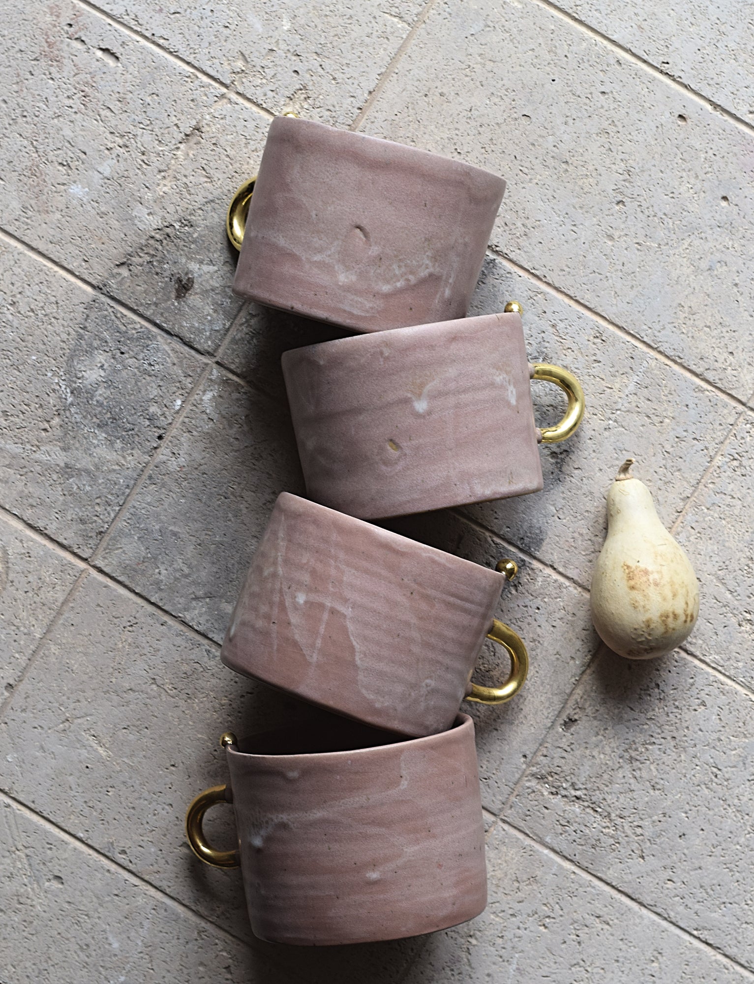Terra Ceramics Prague Aya hrnek 410 ml perl bílý se zlatem
